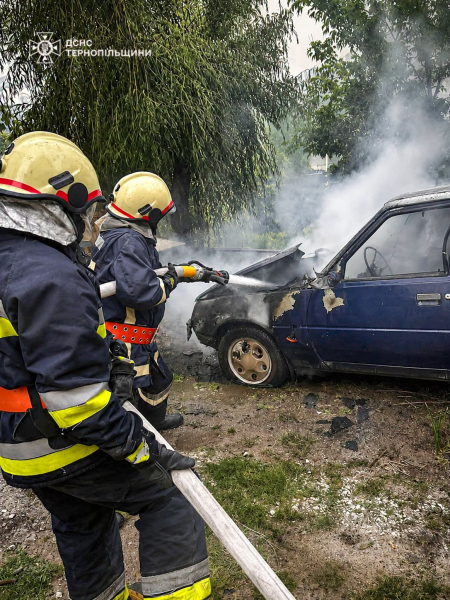 Легкове авто згоріло у Бучачі, а в Тернополі сталася пожежа на вулиці Лесі Українки (фото)