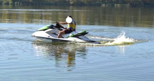 На пляжі біля Тернополя водії гідроциклів систематично порушують правила та створюють небезпеку для людей