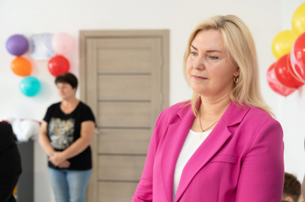У селі Озерна відкрили дитячий будинок сімейного типу, де виховуватимуть дев'ятьох братів і сестер (фото)