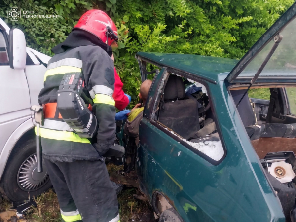 Смертельна ДТП у Скоморохах: водія з авто деблокували рятувальники (ФОТО)