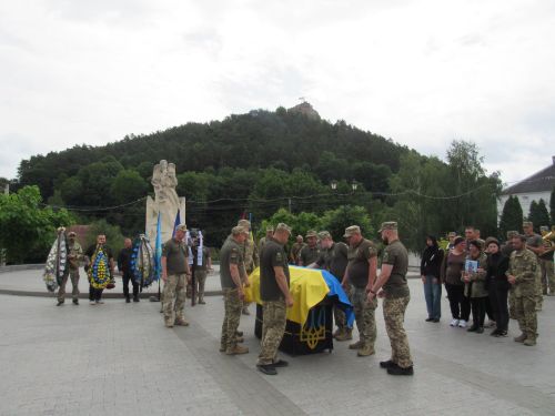 Кременеччина у скорботі: попрощалися з полеглим воїном Сергієм Чумашовим (ФОТО)