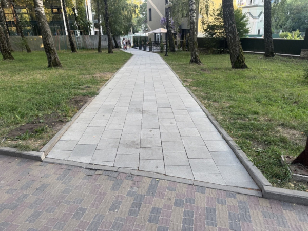 У парку в Тернополі облаштували безбар’єрну доріжку (ФОТО)