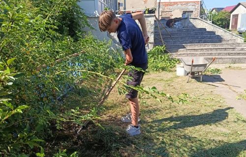 Лобода вище огорожі: юні боксери у Монастириськах прибрали прибудинкову територію спортивного клубу (фото, відео)