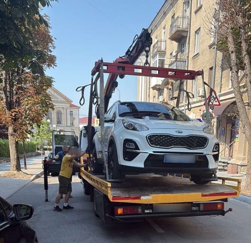 У Тернополі за місяць покарали сімох водіїв за паркування на місцях для родин Героїв