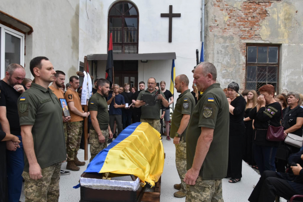 Теребовлянська громада попрощалася з 23-річним захисником Андрієм Іскоростенським (фото)