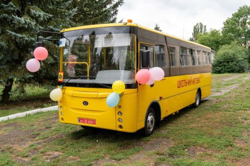 Понад 30 дітей із трьох сіл підвозитимуть новим автобусом до школи на Теребовлянщині (фото)