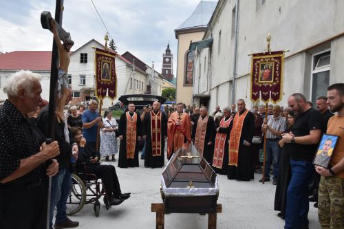 Теребовлянська громада попрощалася з 23-річним захисником Андрієм Іскоростенським (фото)