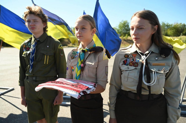 У Києві попрощалися з Євгеном Коновальцем: домовину привезли на бронеавтомобілі часів Української революції (фото, відео)