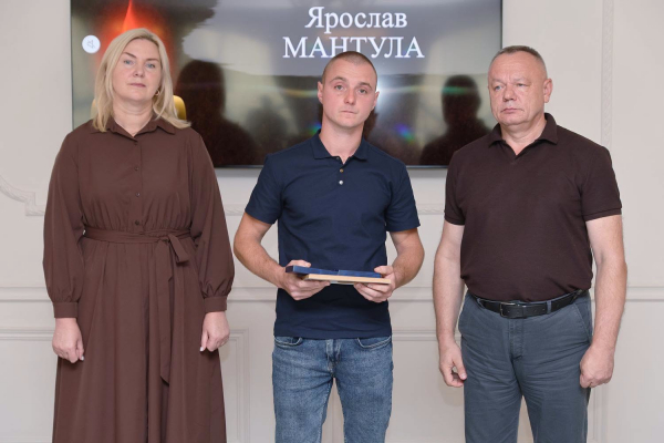 Державні та військові нагороди вручили родинам 40 полеглих воїнів на Тернопільщині (фото)