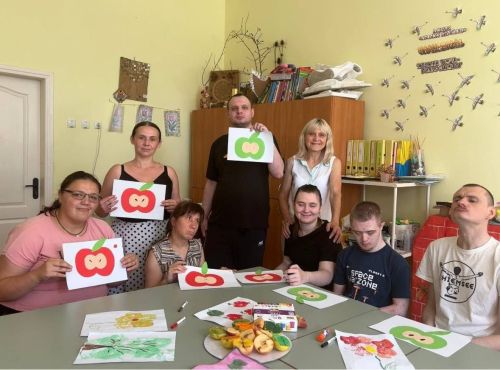 У Центрі життєстійкості Чорткова до Яблуневого Спаса провели творче заняття для людей з інвалідністю