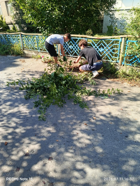 Лобода вище огорожі: юні боксери у Монастириськах прибрали прибудинкову територію спортивного клубу (фото, відео)