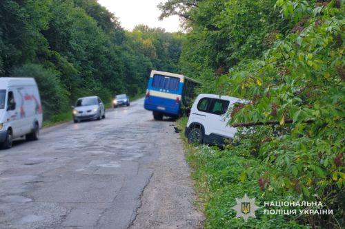Зіткнулися рейсовий автобус та легкове авто: ДТП на Чортківщині