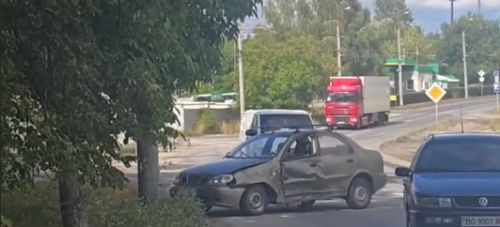 На вулиці Текстильній у Тернополі зіткнулися два автомобілі: рух може бути ускладнений (фото, відео)
