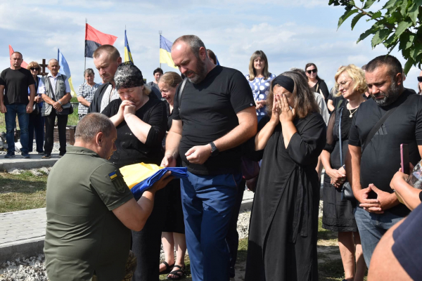 Теребовлянська громада попрощалася з 23-річним захисником Андрієм Іскоростенським (фото)