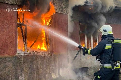 Вогонь знищив покрівлю та перекриття: у Білобожницькій громаді горів житловий будинок (фото, відео)
