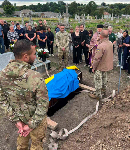 Тернопільщина прощалась із померлим ветераном російсько-української війни Степаном Стасишином (фото)