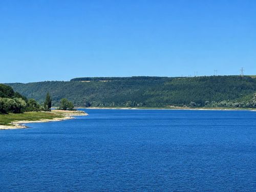 Дністер біля Заліщиків стрімко міліє: приплив води становить лише близько 20% норми