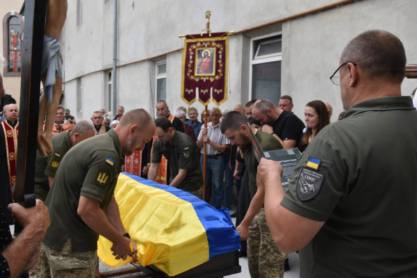 Теребовлянська громада попрощалася з 23-річним захисником Андрієм Іскоростенським (фото)