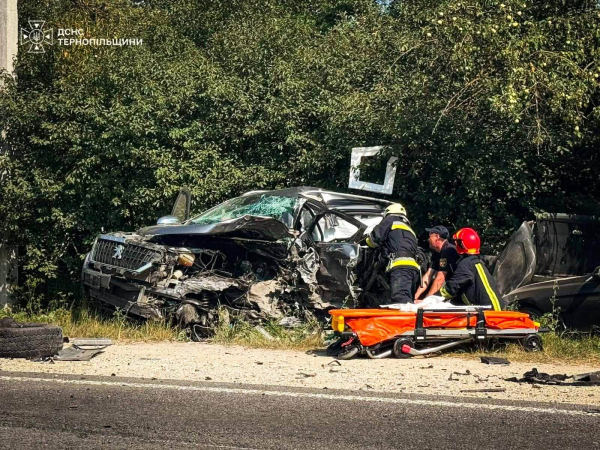 В потрійній ДТП на Тернопільщині поблизу села Колодне загинула людина