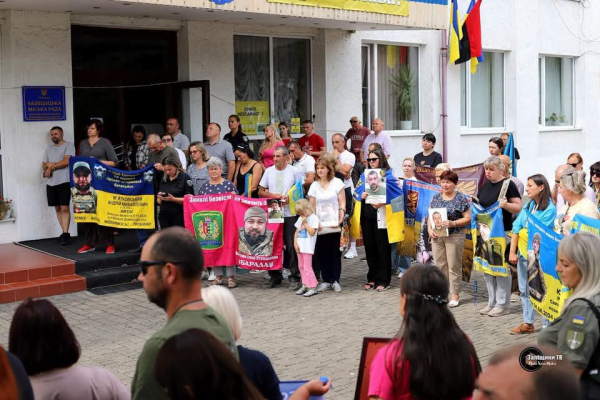 У Заліщиках провели автопробіг на підтримку родин зниклих безвісти (фото)