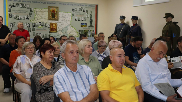 Від Бандери до російсько-української війни: у музеї Тернополя презентували новий фотоальбом (фото)