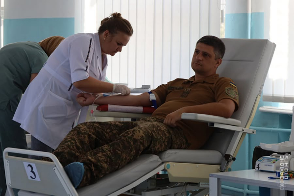 «Моя кров може врятувати життя»: тернопільські гвардійці стали донорами (фото)