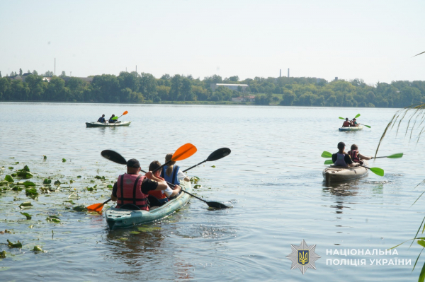 Дітям загиблих і безвісти зниклих поліцейських у Тернополі влаштували водний відпочинок (фото)