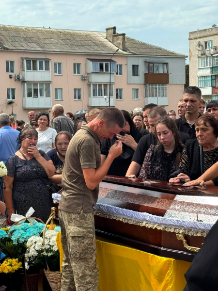 «Наша слава козацькая не на папері писана»: на Лановеччині хор виконав останню волю свого полеглого на війні колеги (фото, відео)