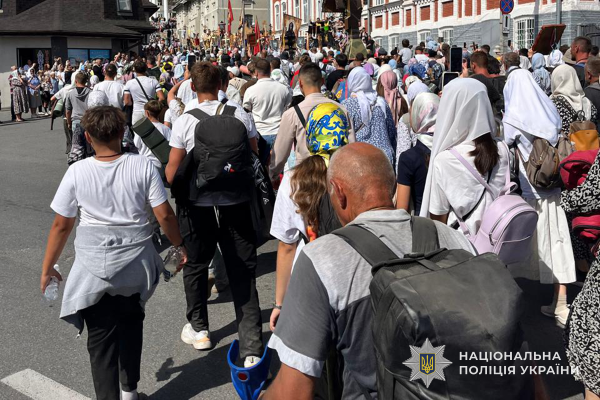 У Почаєві через колону вірян обмежували рух транспорту: у поліції пояснили причину (фото)