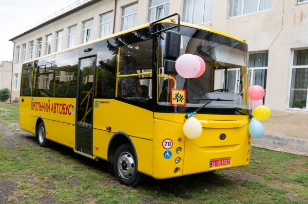 Понад 30 дітей із трьох сіл підвозитимуть новим автобусом до школи на Теребовлянщині (фото)