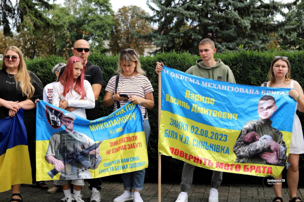 У Заліщиках провели автопробіг на підтримку родин зниклих безвісти (фото)