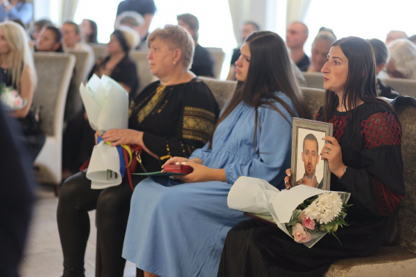 Державні та військові нагороди вручили родинам 40 полеглих воїнів на Тернопільщині (фото)