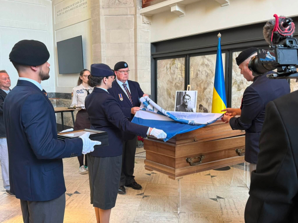 Прах Євгена Коновальця ексгумували у Роттердамі: його планують перепоховати в Україні (фото)
