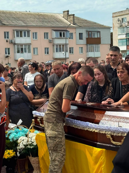 «Наша слава козацькая не на папері писана»: на Лановеччині хор виконав останню волю свого полеглого на війні колеги (фото, відео)