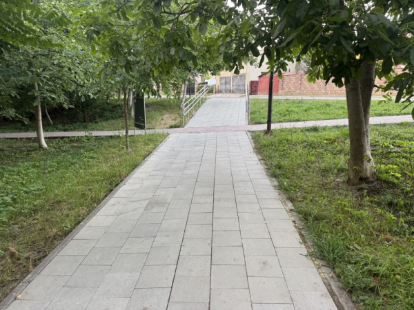 У парку в Тернополі облаштували безбар’єрну доріжку (ФОТО)