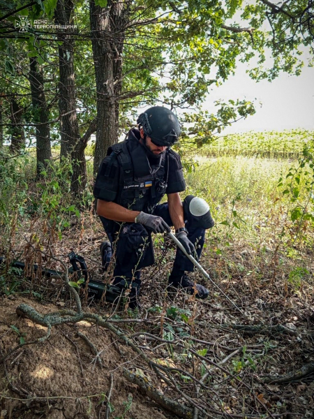 Піротехніки з Тернопільщини розміновують Харківщину після бойових дій (фото)