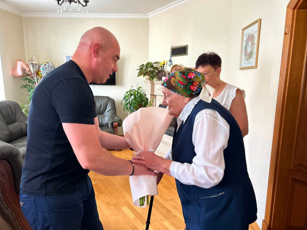 Понад століття життя: одна з найстарших жительок Тернополя відзначила 105-річчя (фото)