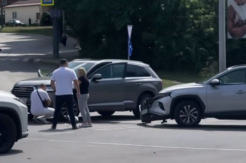 Аварія біля «АТБ»: на вулиці Сергія Короля зіштовхнулися дві іномарки (фото, відео)