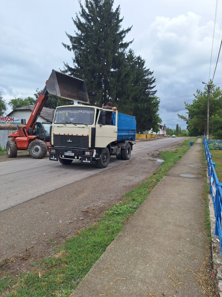 У селі на Тернопільщині місцеві жителі самотужки ремонтують дорогу (фото)