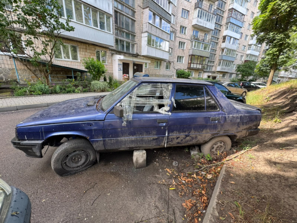 У Тернополі виявили два занедбані автомобілі: власників просять зголоситися (фото)