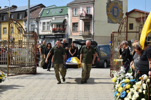 Теребовлянська громада попрощалася з 23-річним захисником Андрієм Іскоростенським (фото)