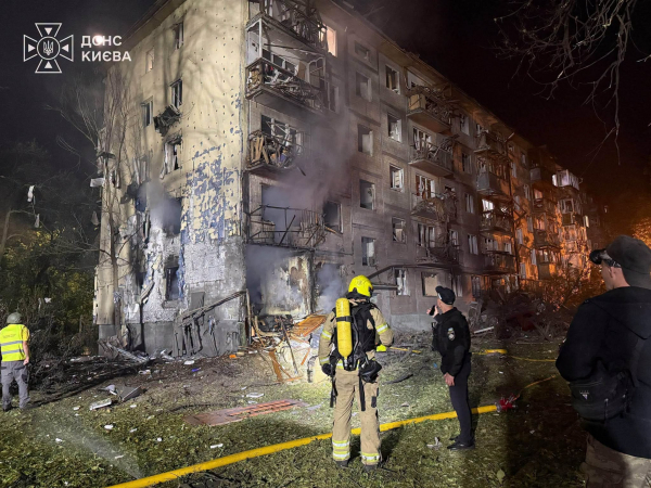 9 людей загинули, ще 28 – постраждали внаслідок російської балістичної атаки на Київ (фото)