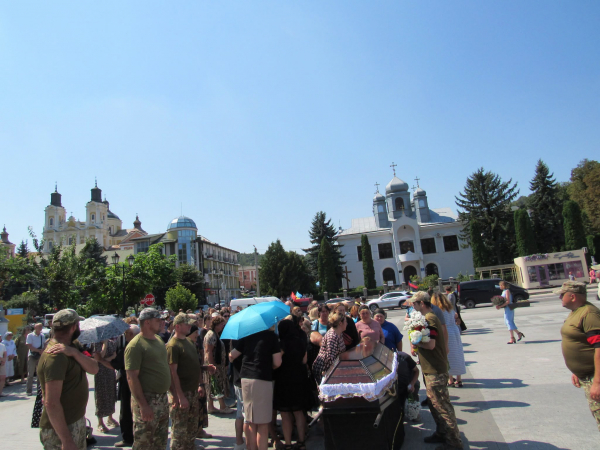 Кременецька громада зустріла полеглого воїна (фото)