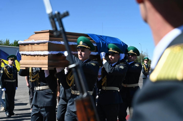 У Києві попрощалися з Євгеном Коновальцем: домовину привезли на бронеавтомобілі часів Української революції (фото, відео)