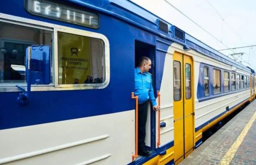 Потяги будуть затримуватися щонайменше добу: наслідки російських обстрілів по території України