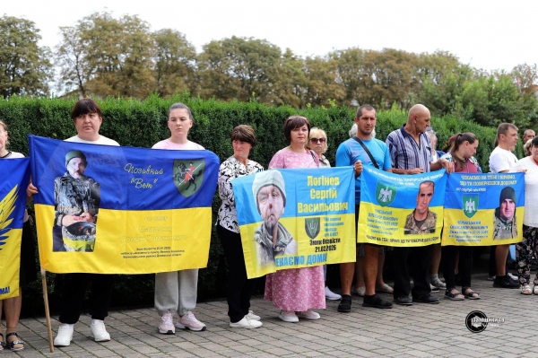 У Заліщиках провели автопробіг на підтримку родин зниклих безвісти (фото)