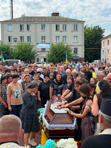 «Наша слава козацькая не на папері писана»: на Лановеччині хор виконав останню волю свого полеглого на війні колеги (фото, відео)