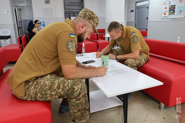 «Моя кров може врятувати життя»: тернопільські гвардійці стали донорами (фото)