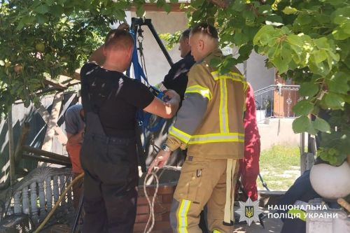 Падіння з дерева і роботи в колодязі забрали життя двох жителів Чортківщини: поліція розслідує обставини (фото)