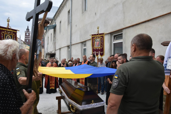 Теребовлянська громада попрощалася з 23-річним захисником Андрієм Іскоростенським (фото)